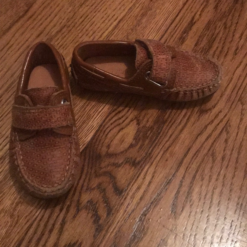 Venettini tan Velcro loafers